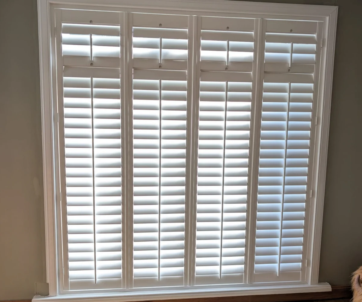White tier-on-tier shutters fitted to an angled Glasgow bay window